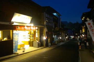 <p>People kept walking in the other direction, indicating that I was late and probably was the only one heading to Naritasan Temple.</p>