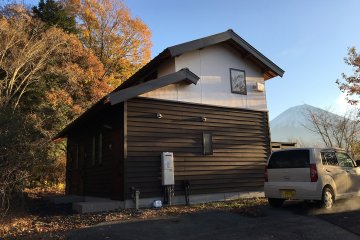 <p>Cottage where I stayed. Mt. Fuji is on the right</p>
