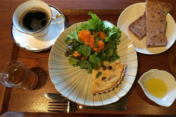 <p>There is Japanese or Western style breakfast. I prefer western with coffee and bread</p>
