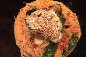 Спагетти с баклажанами, мясным соусом и плавленным сыром