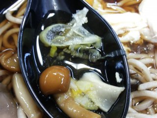 น้ำซุบหอม หวานนิดๆ มีเห็ด ผัก เนื้อไก่ และมีผิวส้มด้วย (คาดว่าน่าจะเป็นส้มยูสุ)