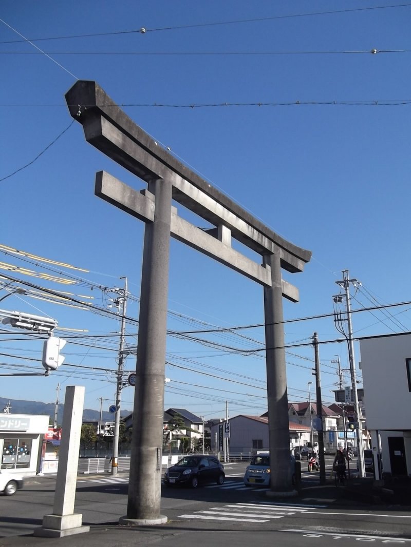 <p>The big torii gate at the start of the road to the shrine</p>
