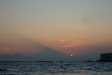 อาทิตย์อัสดงในฤดูร้อนบนหาดอิสชิฮิกิ ใน ฮะยะมะ