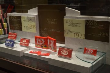 <p>ตู้ด้านข้างจะแสดงถึงประวัติความเป็นมาของ KitKat ในแต่ละยุคสมัย</p>
