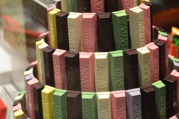 <p>แท่งบาร์ช็อกโกแลตแต่ละรสของ KitKat</p>
