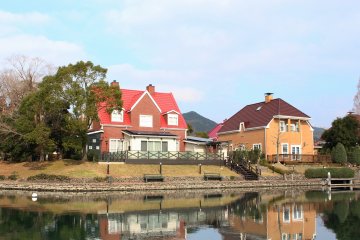 <p>Beautiful houses. There is a residential area in Huis Ten Bosch and people are actually living inside the theme park!</p>
