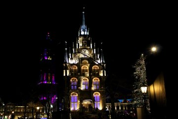 <p>Beautiful illumination on the main tower</p>
