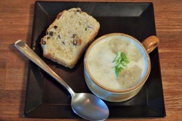 <p>Homemade bread with black soybean and a delicious kiku-imo potage soup</p>
