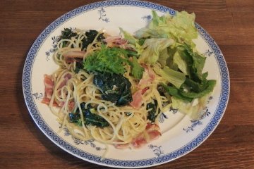 <p>Although her specialty is vegetarian fare, I enjoyed a tasty spinach &amp; bacon pasta for lunch</p>
