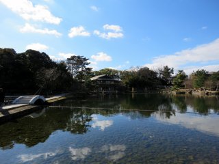 Le lac Ryusen repr&eacute;sente la mer et&nbsp;occupe&nbsp;une place centrale dans le jardin
