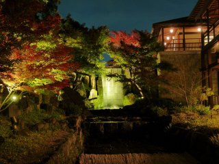 Vue sur la cascade Ryumon un soir d&#39;automne
