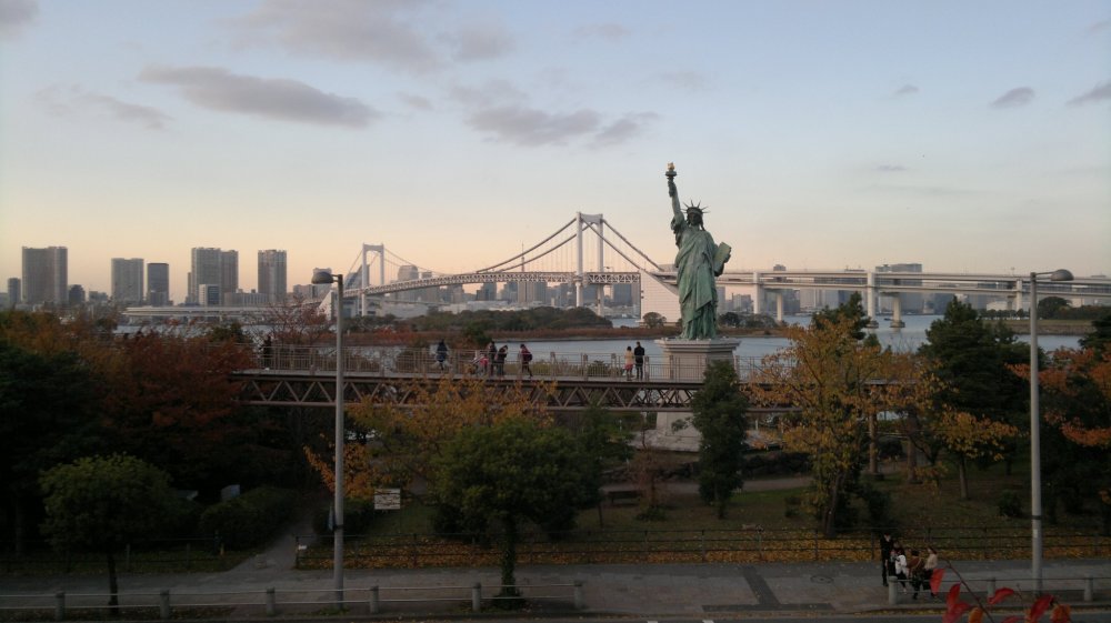 Patung Liberty yang ikonik dan pemandangan laut Tokyo
