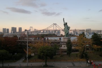 รูปปั้นเสรีภาพที่โดดเด่นและริมทะเลของโตเกียว