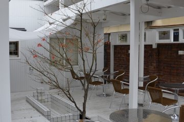<p>It is a very open cafe. This picture was taken in the spring.</p>
