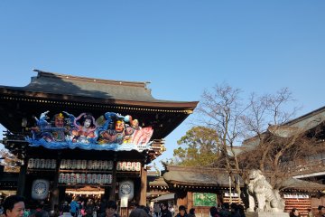 <p>Main square of the shrine. The decorations are put up only around New Years.</p>
