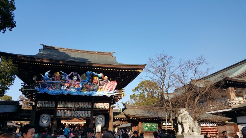 <p>Main square of the shrine. The decorations are put up only around New Years.</p>
