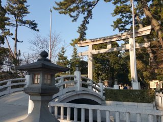 Pintu masuk utama ke Kuil&nbsp;Samukawa&nbsp;
