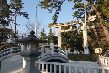 <p>Main entrance to Samukawa Shrine</p>
