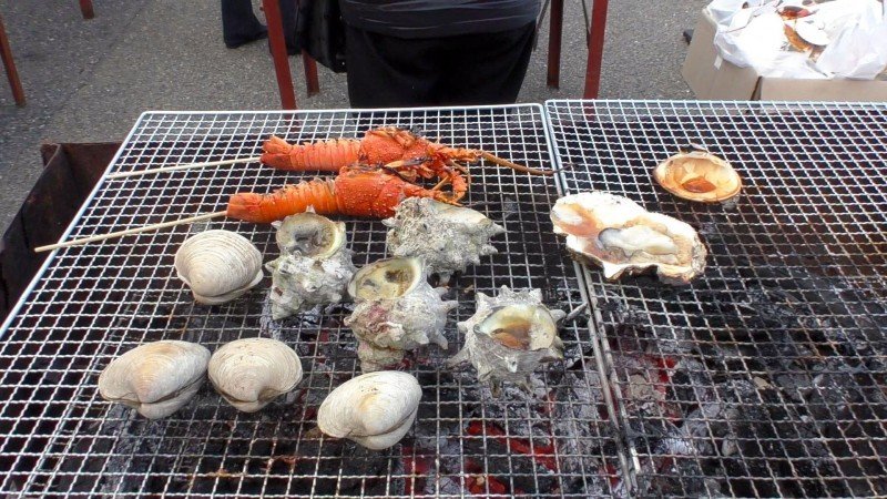 <p>Ise Ebi (กุ้งล็อบสเตอร์ญี่ปุ่น) หอยกาบ และหอย Turban บนเตาบาร์บีคิว</p>
