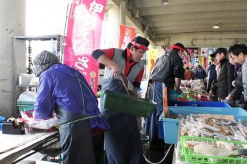 <p>คนขายปลากำลังเสนอขายปลาที่จับได้ในวันนี้แก่ลูกค้า</p>
