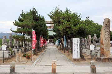 <p>The shrine&#39;s main entrance, open from 8am to 5pm.</p>
