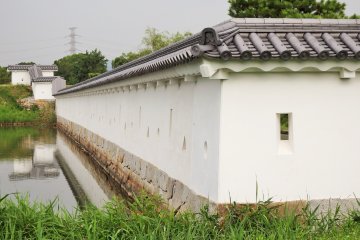 <p>The walls are angled sharply like Goryokaku in Hakodate.</p>
