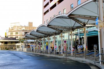 누마즈 역의 남쪽 출구에서 왼쪽으로 가시면 쇼핑센터와 좀 더 가시면 나카미세 쇼핑 구역이 나온다
