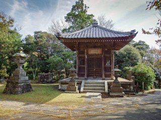 Đây là khung cảnh ngôi chùa mà bạn nhìn thấy đầu tiên khi đi về hướng Nam trên tuyến đường đi bộ Kamakura-Kinubariyama