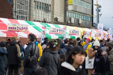 <p>People crowding the booths to get their delicious nabe</p>
