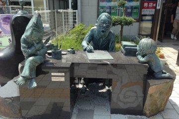 Статуя Мидзуки Сигэру с Китаро и пареньком-крысой