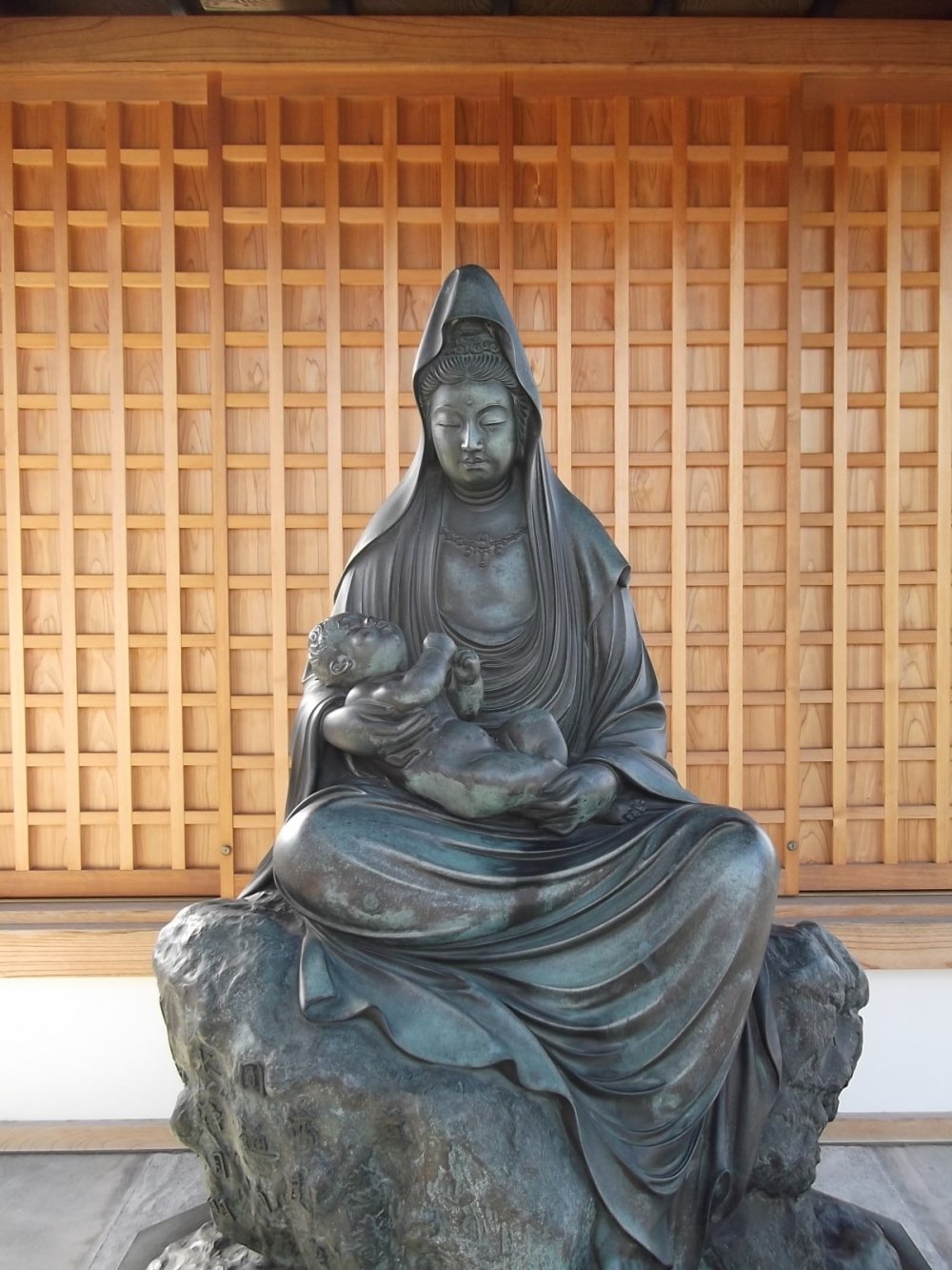 Sebuah patung Budha di dekat pintu gerbang