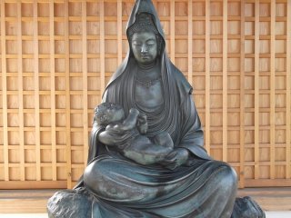Sebuah patung Budha di dekat pintu gerbang