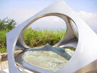For the nearsighted, this one's for you: A zoomed-in perspective of the sculpture