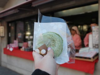 This is the famous rice cake of Fukuoka, the Umegae-mochi. It is a must for mochi and red bean fans. 