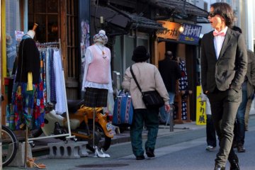 Just west of Nishi-dori, Daimyo calls the fashionable to the streets