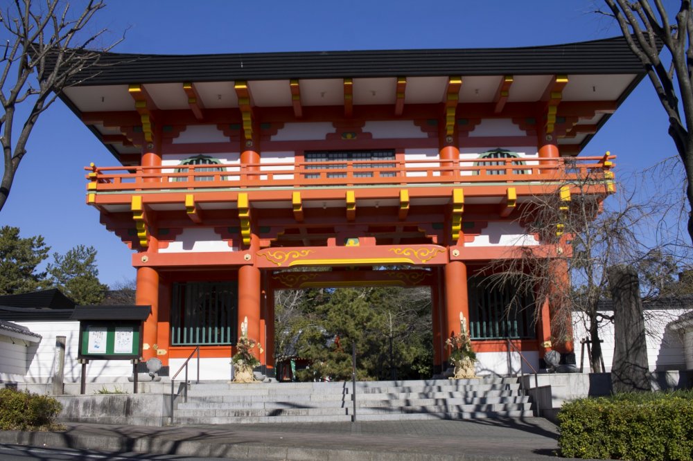 Cổng Deva được đặt ngay trước chùa