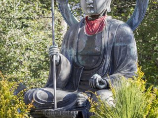 Un Jizō Bodhisattva que ayuda a guiar las almas de los niños jóvenes a su lugar en el más allá