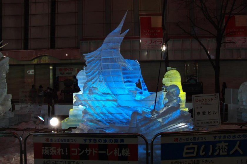 Patung es dengan pencahayaan lampu di Susukino