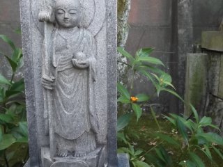 Một bức tượng và đồ cúng