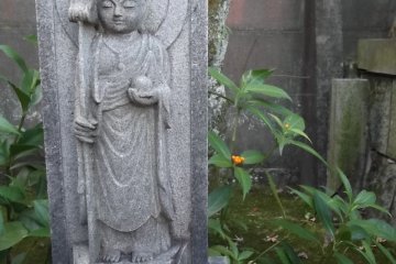 A statue and an offering
