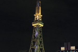 Vue sur la tour télé de Nagoya depuis Spaceship-Aqua