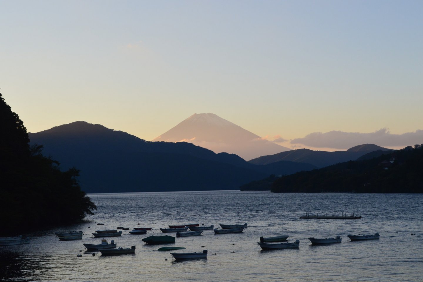 Pemandangan Gunung Fuji saat senja, dari Dermaga Moto-Hakone