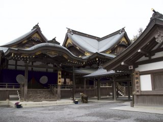 Cùng với hai đền chính của Naikuu và Gekuu, có hơn 120 đền nhánh gần đó. Không thể thăm viếng tất cả.
