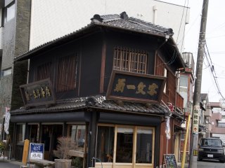 Một tòa nhà cũ bên ngoài Đền Gekuu. Có lẽ từ thời Taisho?