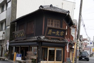 An old building outside of Gekuu Shrine. Probably from the Taisho Era?