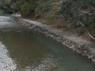 A photo of Isuzu River from Ujibashi bridge leading toward Naikuu. The clear river is beautiful.