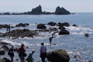 Manazuru's Mitsu-ishi (Three Rocks)