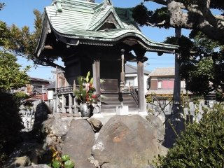 Một ngôi đền nhỏ được xây dựng cầu kỳ