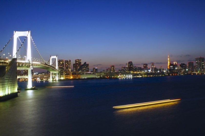 Le Rainbow Bridge et la ville de Tokyo à la nuit tombée