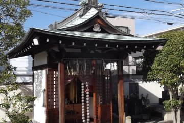 A side shrine at Joshun-ji